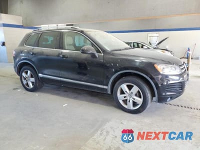 Czwarte zdjęcie samochodu z boku: 2014 VOLKSWAGEN TOUAREG V6 TDI VIN:WVGEP9BP4ED001471 - miniatura