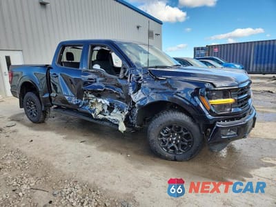 Czwarte zdjęcie samochodu z boku: 2025 FORD F150 XLT VIN:1FTFW3L58SKE67160 - miniatura