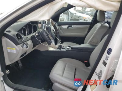 Zdjęcie 7 z 11 samochodu: 2013 MERCEDES-BENZ C 250 VIN:WDDGF4HB3DR292132 - miniatura
