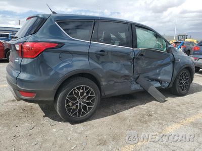 Trzecie zdjęcie samochodu z tyłu: 2019 FORD ESCAPE SE VIN:1FMCU0GDXKUA35887 - miniatura