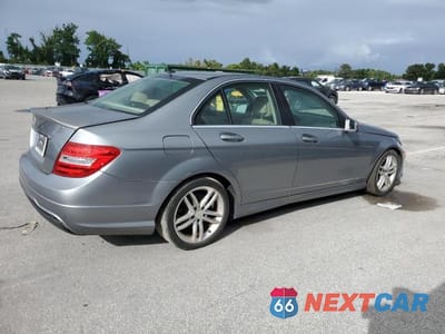 Trzecie zdjęcie samochodu z tyłu: 2014 MERCEDES-BENZ C 250 VIN:WDDGF4HBXEA932708 - miniatura