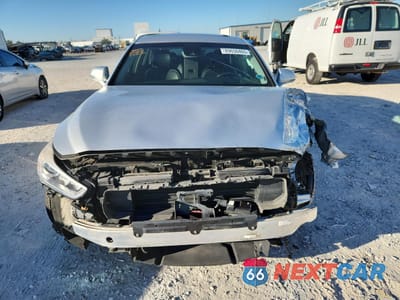 Piąte zdjęcie samochodu w środku: 2019 GENESIS G90 ULTIMATE VIN:KMTF54JH1KU054122 - miniatura