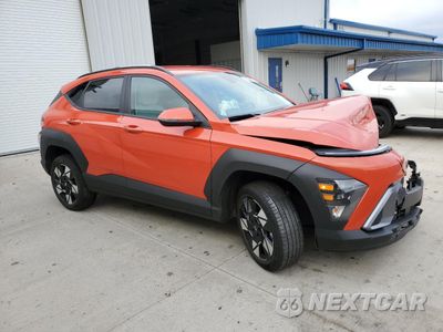Czwarte zdjęcie samochodu z boku: 2025 HYUNDAI KONA SEL VIN:KM8HBCAB4SU223664 - miniatura