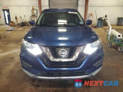 Piąte zdjęcie samochodu w środku: 2017 NISSAN ROGUE S VIN:KNMAT2MT0HP571521 - miniatura