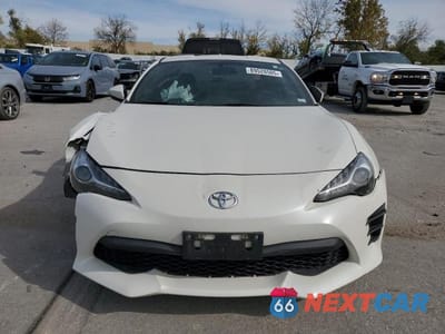 Piąte zdjęcie samochodu w środku: 2017 TOYOTA 86 BASE VIN:JF1ZNAA19H9700148 - miniatura