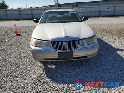 Piąte zdjęcie samochodu w środku: 2000 LINCOLN TOWN CAR SIGNATURE VIN:1LNHM82W8YY878050 - miniatura