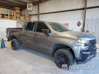 Czwarte zdjęcie samochodu z boku: 2020 CHEVROLET SILVERADO K1500 TRAIL BOSS CUSTOM VIN:1GCPYCEF3LZ149475 - miniatura