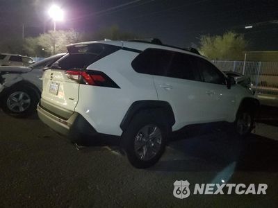 Trzecie zdjęcie samochodu z tyłu: 2021 TOYOTA RAV4 XLE VIN:2T3W1RFV5NC211195 - miniatura