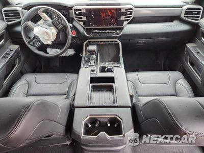 Zdjęcie 8 z 15 samochodu: 2024 TOYOTA TUNDRA CREWMAX SR VIN:5TFLA5DB3RX188441 - miniatura