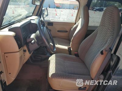 Zdjęcie 7 z 13 samochodu: 2000 JEEP WRANGLER / TJ SE VIN:1J4FA29P2YP709559 - miniatura