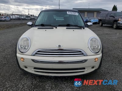 Piąte zdjęcie samochodu w środku: 2005 MINI COOPER VIN:WMWRC33435TC59098 - miniatura