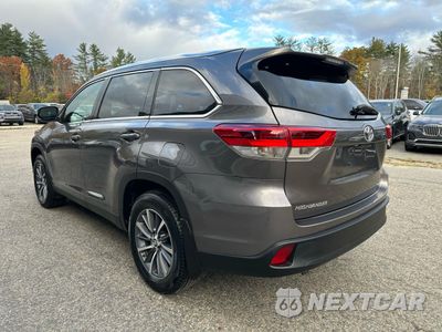 Trzecie zdjęcie samochodu z tyłu: 2019 TOYOTA HIGHLANDER SE VIN:5TDJZRFH4KS592627 - miniatura