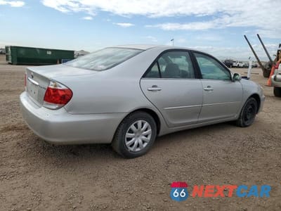 Trzecie zdjęcie samochodu z tyłu: 2005 TOYOTA CAMRY LE VIN:4T1BE32K55U025983 - miniatura