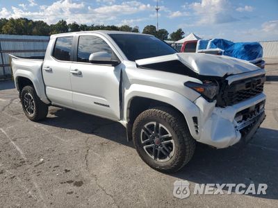 Czwarte zdjęcie samochodu z boku: 2024 TOYOTA TACOMA DOUBLE CAB VIN:3TYLB5JN8RT024026 - miniatura