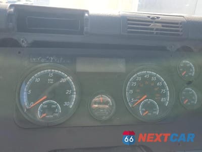Zdjęcie 8 z 10 samochodu: 2018 FREIGHTLINER CASCADIA 113 SEMI TRUCK VIN:3AKBGADV7JSJN2869 - miniatura