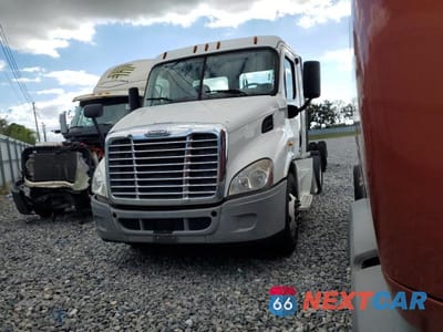 Drugie zdjęcie samochodu z przodu: 2016 FREIGHTLINER CASCADIA 113 SEMI TRUCK VIN:3AKBGADV9GSHB2527 - miniatura