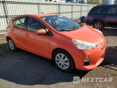 Czwarte zdjęcie samochodu z boku: 2013 TOYOTA PRIUS C VIN:JTDKDTB30D1036809 - miniatura