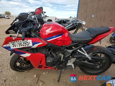 Trzecie zdjęcie samochodu z tyłu: 2024 HONDA CBR650 R VIN:MLHRH1551R5001441 - miniatura