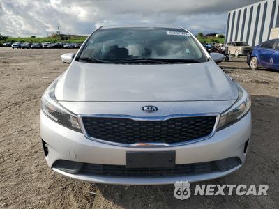 Piąte zdjęcie samochodu w środku: 2017 KIA FORTE LX VIN:3KPFK4A74HE152633 - miniatura