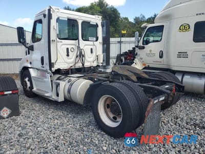 Trzecie zdjęcie samochodu z tyłu: 2016 FREIGHTLINER CASCADIA 113 SEMI TRUCK VIN:3AKBGADV9GSHB2527 - miniatura