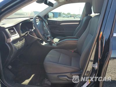 Zdjęcie 7 z 16 samochodu: 2019 TOYOTA HIGHLANDER LE VIN:5TDZZRFH7KS363569 - miniatura