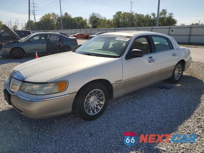 2000 LINCOLN TOWN CAR SIGNATURE 1LNHM82W8YY878050 - główne zdjęcie licytacji z USA - miniatura