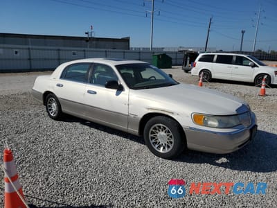 Czwarte zdjęcie samochodu z boku: 2000 LINCOLN TOWN CAR SIGNATURE VIN:1LNHM82W8YY878050 - miniatura