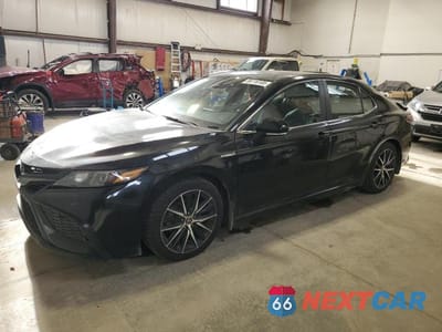 2021 TOYOTA CAMRY XLE 4T1B21HK1MU015910 - główne zdjęcie licytacji z USA - miniatura