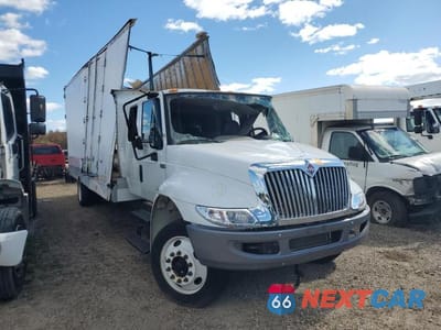 Czwarte zdjęcie samochodu z boku: 2018 INTERNATIONAL 4000 4300 VIN:1HTMMMML2JH541770 - miniatura