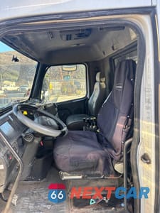 Drugie zdjęcie samochodu z przodu: 2002 VOLVO VHD VIN:4V5KC9UF12N331484 - miniatura