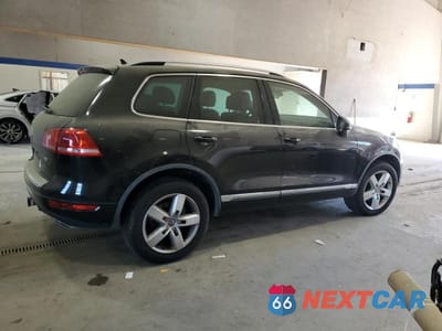 Trzecie zdjęcie samochodu z tyłu: 2014 VOLKSWAGEN TOUAREG V6 TDI VIN:WVGEP9BP4ED001471 - miniatura