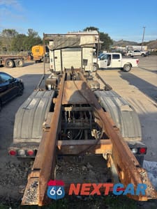 Trzecie zdjęcie samochodu z tyłu: 2002 VOLVO VHD VIN:4V5KC9UF12N331484 - miniatura