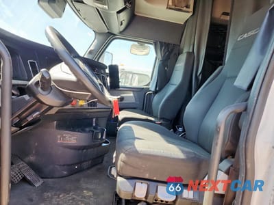 Piąte zdjęcie samochodu w środku: 2023 FREIGHTLINER CASCADIA 126 SEMI TRUCK VIN:3AKJHHDR8PSNL2462 - miniatura