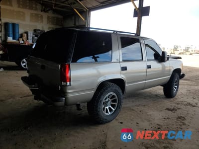 Trzecie zdjęcie samochodu z tyłu: 1999 CHEVROLET TAHOE K1500 VIN:1GNEK13R9XJ457367 - miniatura