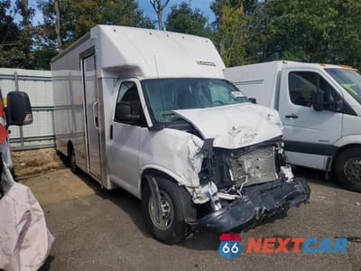 Czwarte zdjęcie samochodu z boku: 2021 CHEVROLET EXPRESS G3500 VIN:1GB0GSF76M1302358 - miniatura