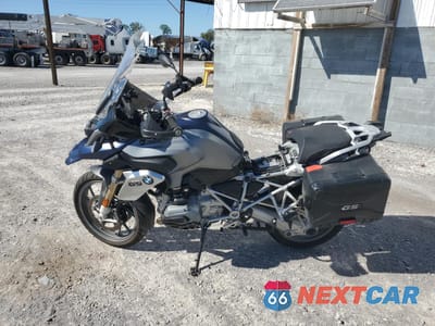 Trzecie zdjęcie samochodu z tyłu: 2016 BMW R1200 GS VIN:WB10A1107GZ670018 - miniatura