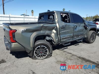 Trzecie zdjęcie samochodu z tyłu: 2024 TOYOTA TACOMA DOUBLE CAB VIN:3TMKB5FN1RM005771 - miniatura