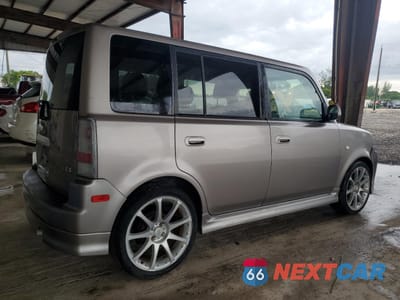 Trzecie zdjęcie samochodu z tyłu: 2004 TOYOTA SCION XB VIN:JTLKT324640150626 - miniatura