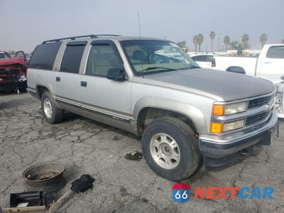 Czwarte zdjęcie samochodu z boku: 1999 CHEVROLET SUBURBAN K1500 VIN:3GNFK16R7XG129897 - miniatura