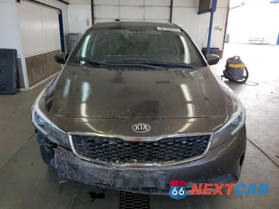Piąte zdjęcie samochodu w środku: 2017 KIA FORTE LX VIN:3KPFK4A77HE122283 - miniatura