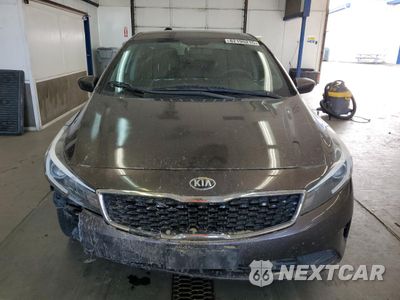 Piąte zdjęcie samochodu w środku: 2017 KIA FORTE LX VIN:3KPFK4A77HE122283 - miniatura
