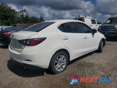 Trzecie zdjęcie samochodu z tyłu: 2018 TOYOTA YARIS IA VIN:3MYDLBYV0JY309092 - miniatura
