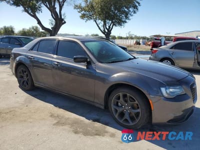 Czwarte zdjęcie samochodu z boku: 2022 CHRYSLER 300 TOURING VIN:2C3CCAAGXNH104055 - miniatura