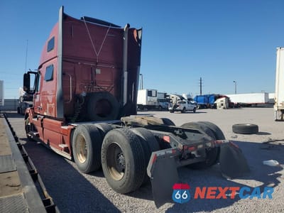 Trzecie zdjęcie samochodu z tyłu: 2018 VOLVO VNL SEMI TRUCK VIN:4V4NC9EG3JN995180 - miniatura