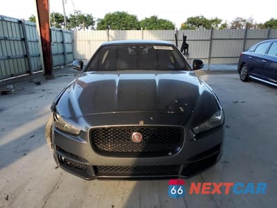 Piąte zdjęcie samochodu w środku: 2017 JAGUAR XE PRESTIGE VIN:SAJAE4BG0HA966847 - miniatura