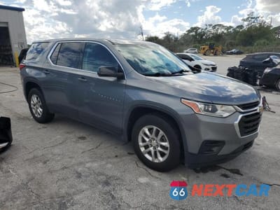 Czwarte zdjęcie samochodu z boku: 2019 CHEVROLET TRAVERSE LS VIN:1GNERFKW6KJ188298 - miniatura