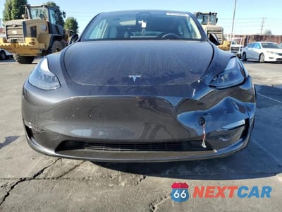 Piąte zdjęcie samochodu w środku: 2025 TESLA MODEL Y VIN:7SAYGDEE9SF263959 - miniatura