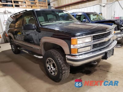 Czwarte zdjęcie samochodu z boku: 1997 CHEVROLET SUBURBAN K2500 VIN:3GNGK26J0VG118841 - miniatura