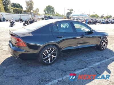 Trzecie zdjęcie samochodu z tyłu: 2020 VOLVO S60 T5 MOMENTUM VIN:7JR102FKXLG042584 - miniatura