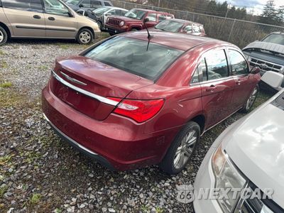 Czwarte zdjęcie samochodu z boku: 2013 CHRYSLER 200 LX VIN:1C3CCBAB0DN670953 - miniatura